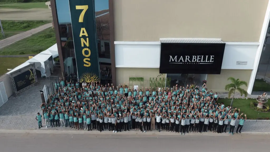 Equipe Marbelle reunida em frente à fábrica na comemoração de 7 anos